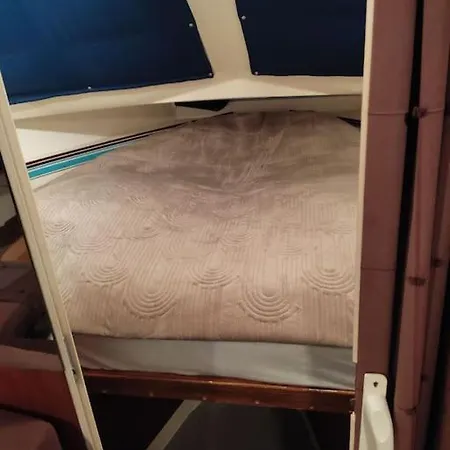 Botel Nuit Insolite Sur Un Bateau Au Coeur De *