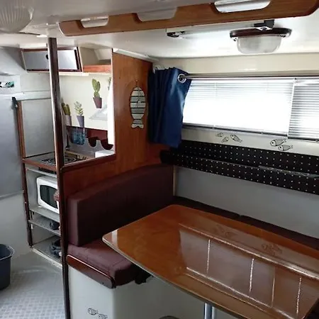 Botel Nuit Insolite Sur Un Bateau Au Coeur De *