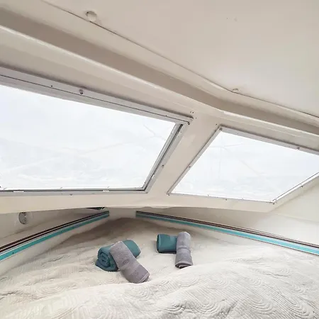Bateau-hôtel Nuit Insolite Sur Un Bateau Au Coeur De *