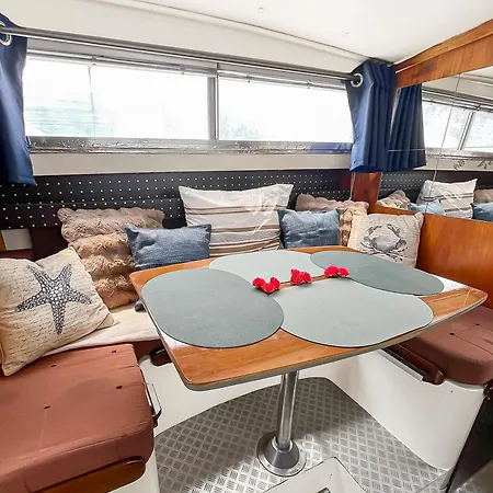 Nuit Insolite Sur Un Bateau Au Coeur De