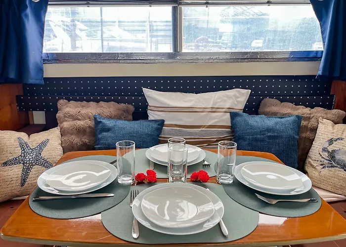 Bateau-hôtel Nuit Insolite Sur Un Bateau Au Coeur De *
