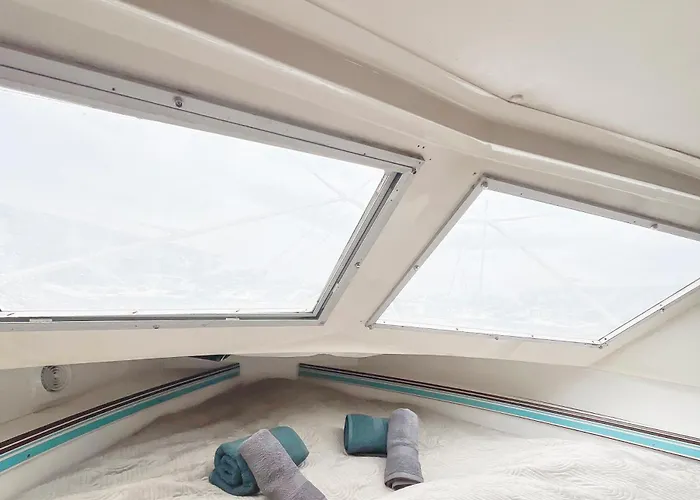 Bateau-hôtel Nuit Insolite Sur Un Bateau Au Coeur De *