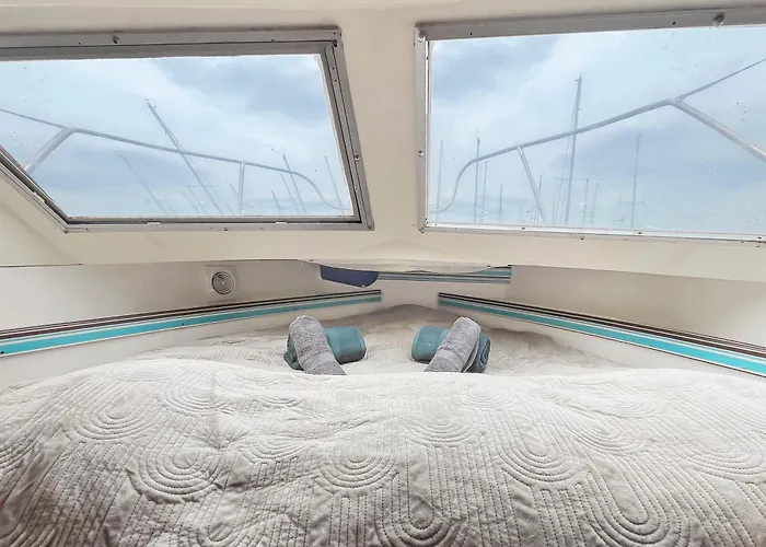 Bateau-hôtel Nuit Insolite Sur Un Bateau Au Coeur De