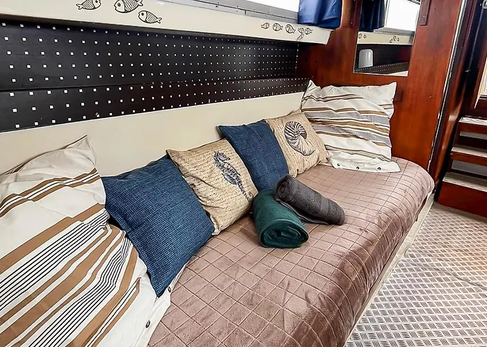 Bateau-hôtel Nuit Insolite Sur Un Bateau Au Coeur De