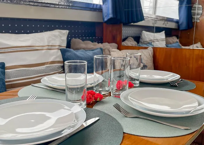 Bateau-hôtel Nuit Insolite Sur Un Bateau Au Coeur De *